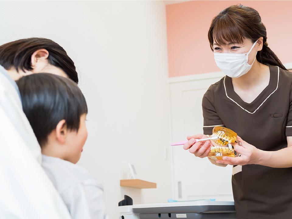 妊婦さんや、歯が生える前の0歳児から行う口腔ケアを実施